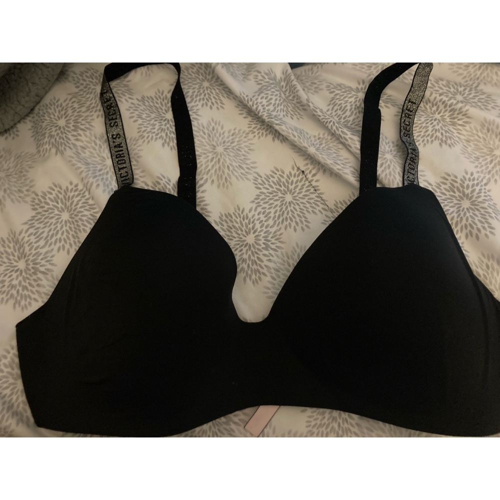 Black Victoria’s Secret bra